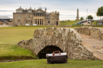 Colección St. Andrews de XorkyoGOLFING junto al Swilcan Bridge